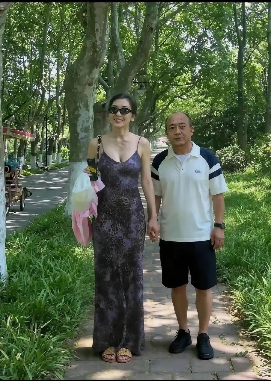 你觉得这样的老少配，在当下社会老是会受到大家异样眼光看待的原因，到底是什么呢？