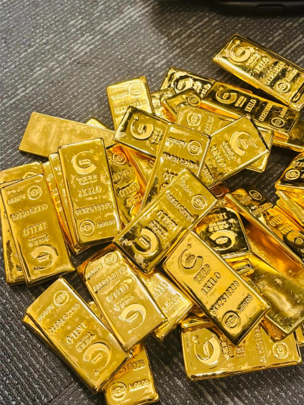 现在买黄金和卖黄金的估计都要哭了，4月13日金价开盘1034元/克，本以为会横