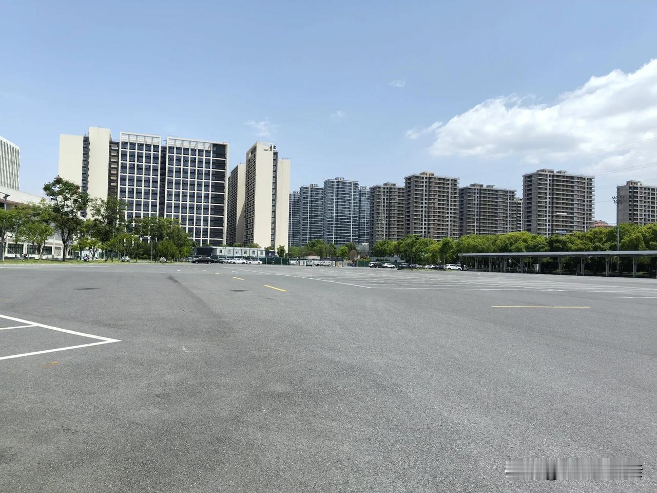 个人还是觉得横店发展太慢了，横店具有这么好的资源应该大力发展，东阳若是大力发展横