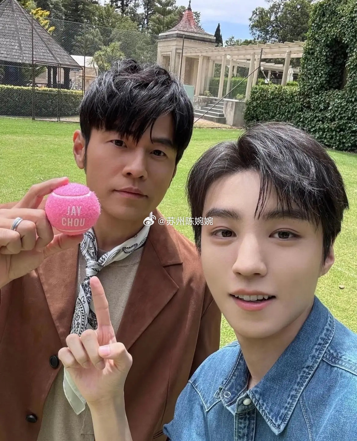 王俊凯和周杰伦，这一对真的太好嗑了！从16岁到27岁，王俊凯连续11年在1月18