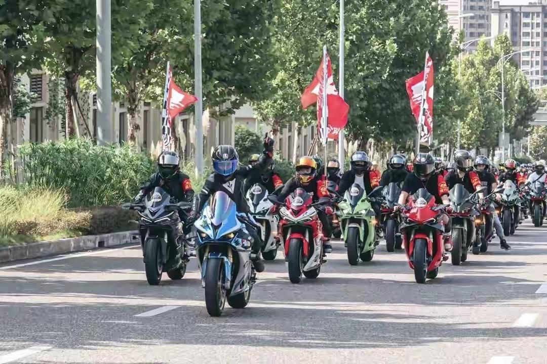 2026年，全国多地解除摩托车通行限制，从西安、济南到南京、郑州，“一刀切禁摩”