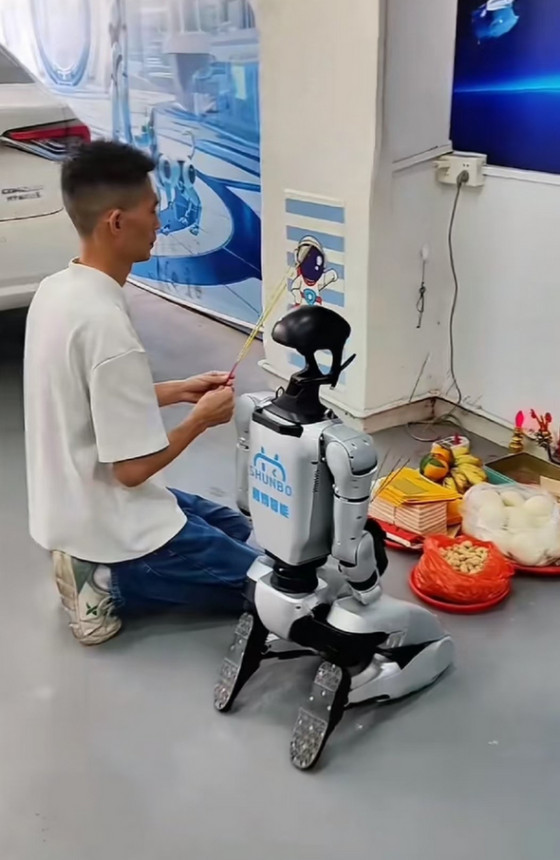 机器人烧香，是打算求啥？
