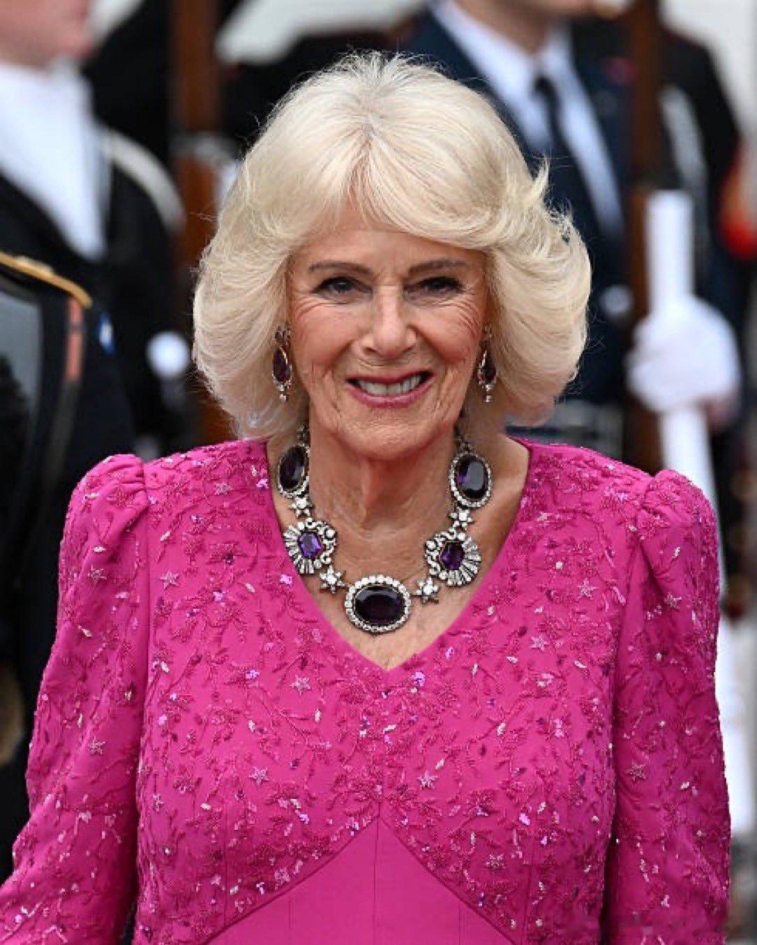 珠宝昨天英国国事访问美国的晚宴上，英国王后卡米拉新解锁KentAmethys