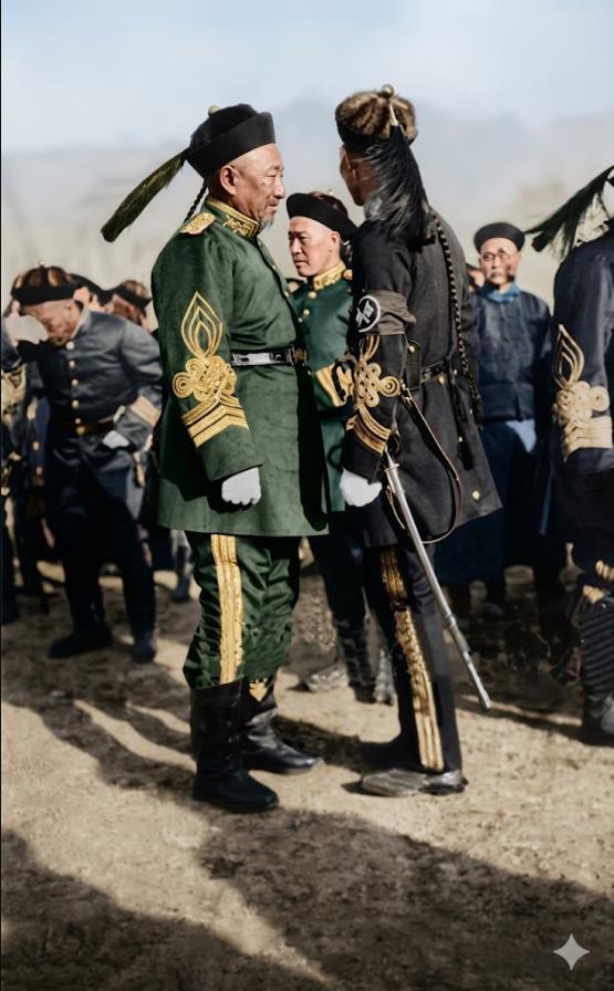 清末，身着新式陆军礼服的新军高级武官。甲午战败后，清廷放弃旧式绿营、八旗，全面