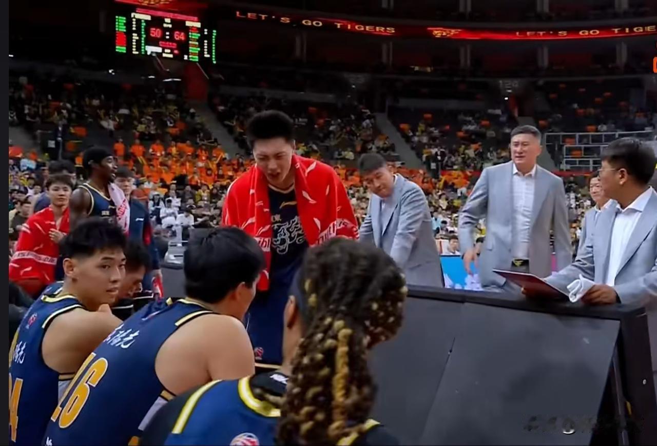 又在传广东男篮主教练杜峰指导要辞职，还有人说的言之凿凿说某男方球队在寻找外籍教练