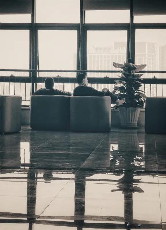 你退休后会和老同事再联系吗？退休那天，我把办公室绿萝搬回家，顺便退出了十七个