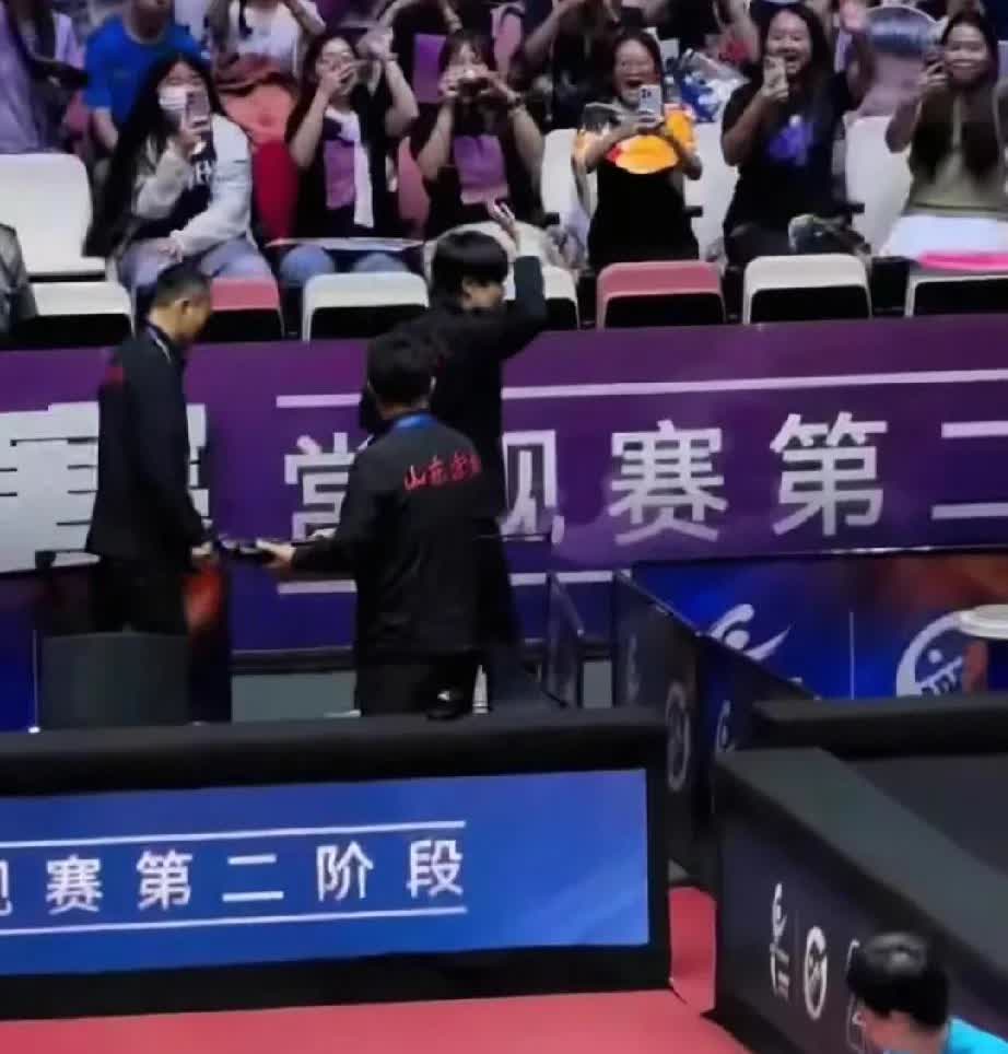 这次哥不跑了，球迷们尽情继续喊[捂脸哭]就在头头退场时，现场大喊:钦阳钦阳