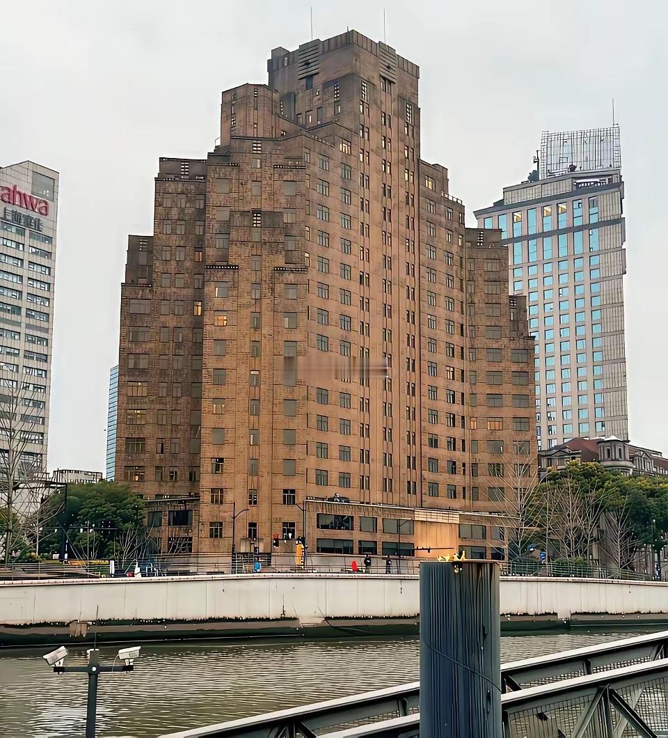 上海这栋“又旧又脏”的老楼，和周围的高楼大厦玻璃幕墙显得格格不入，但你可别被它的