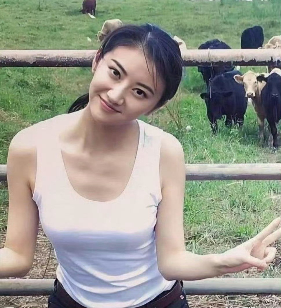 景甜早期生活照，当年上学时就是很多人的白月光了！