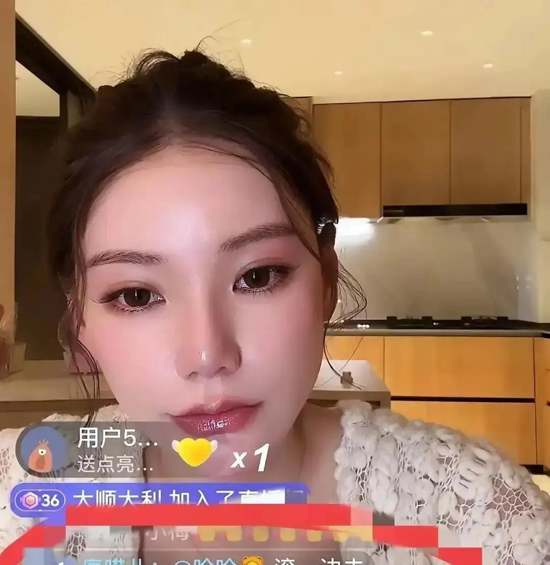 昨晚马筱梅在抖音卖护肤，弹幕突然飘出一句“你不如张颖颖好看”，她愣了半秒，笑了一