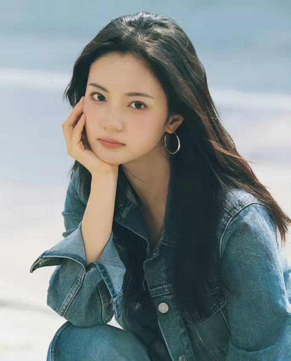关晓彤估计牙都咬碎了，没想到俩人分手没多久，鹿晗就被其他女明星惦记上了，更重要的