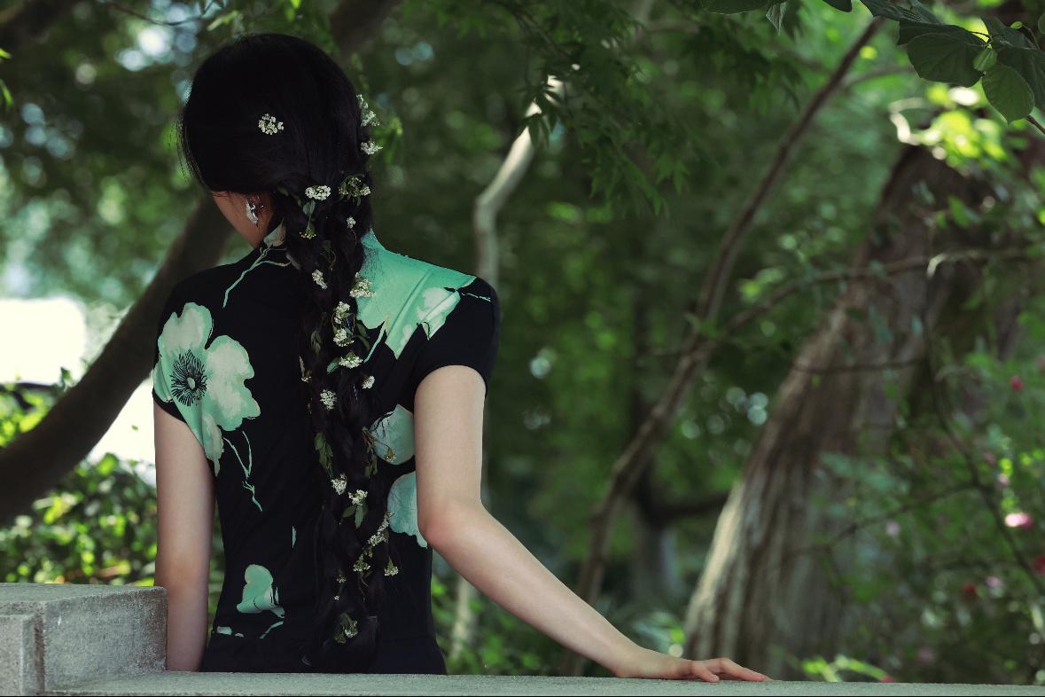 江南美人文淇刘浩存花旗袍撞衫