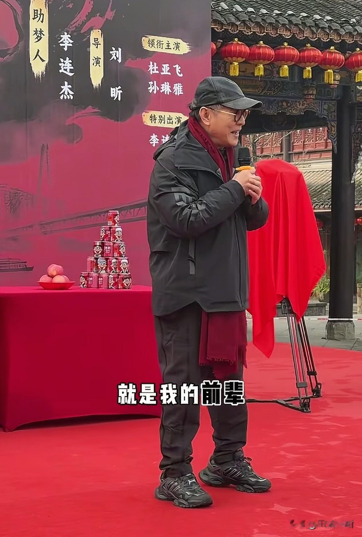 李连杰宣布要拍短剧了。他表示自己甘当绿叶，提携后辈。在重庆璧山一短剧开机现