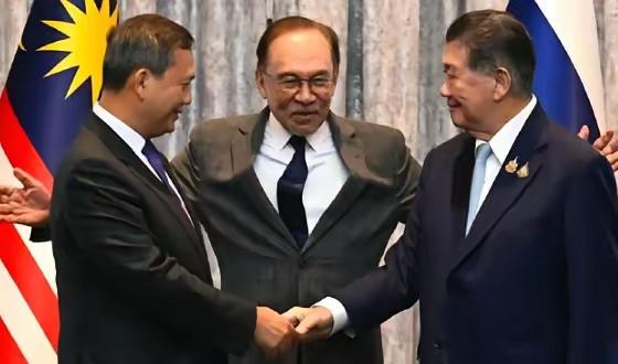 没想到泰柬边境打得正凶呢，柬首相洪玛奈却在国际上闹了个大笑话，直接上演“国际级社