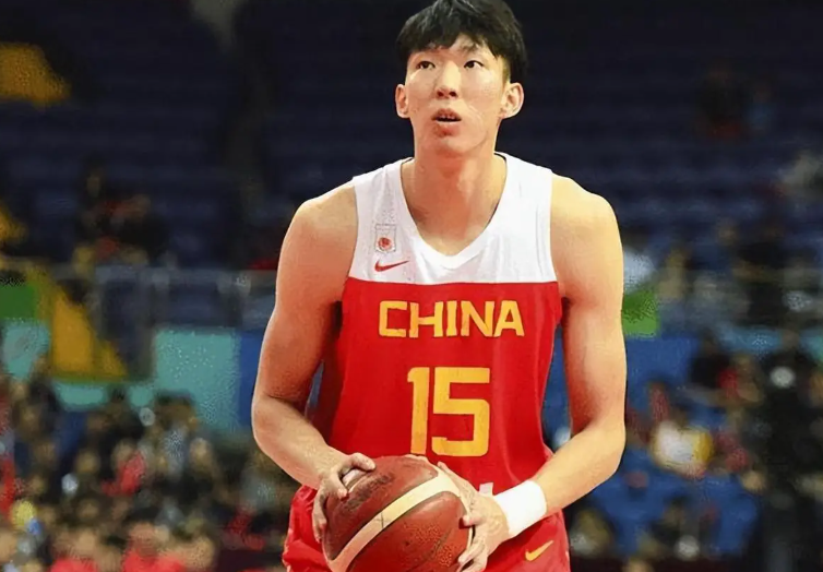大家不要再怼周琦了，现在连中国男篮名宿马健都站出来为他说话了，称其为CBA巨超球