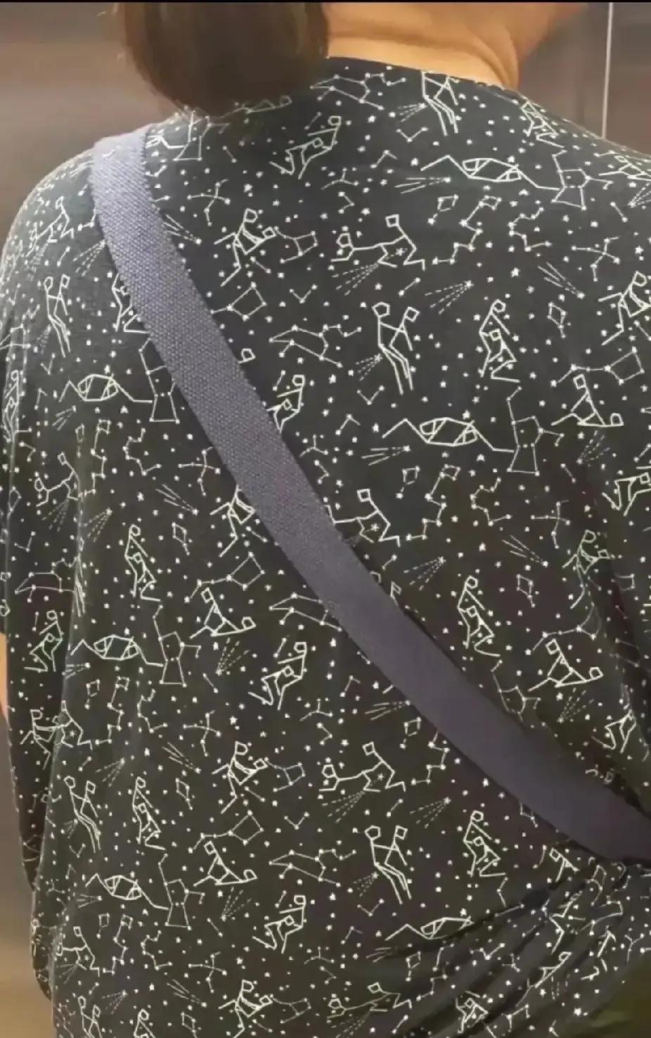大妈看着也有些年纪了，衣服上这图案难道从没看过？也有可能大妈自己也不知道印了什么