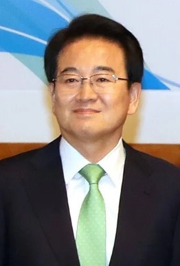 6月11号，李在明拟任的统一部长官郑东泳接受了韩国媒体的采访，提到了“台湾有事不