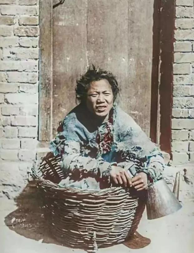 解放前的一天，我们村有个地主门前来了一要饭的叫花子，人几天都没讨到吃喝，已经饿晕