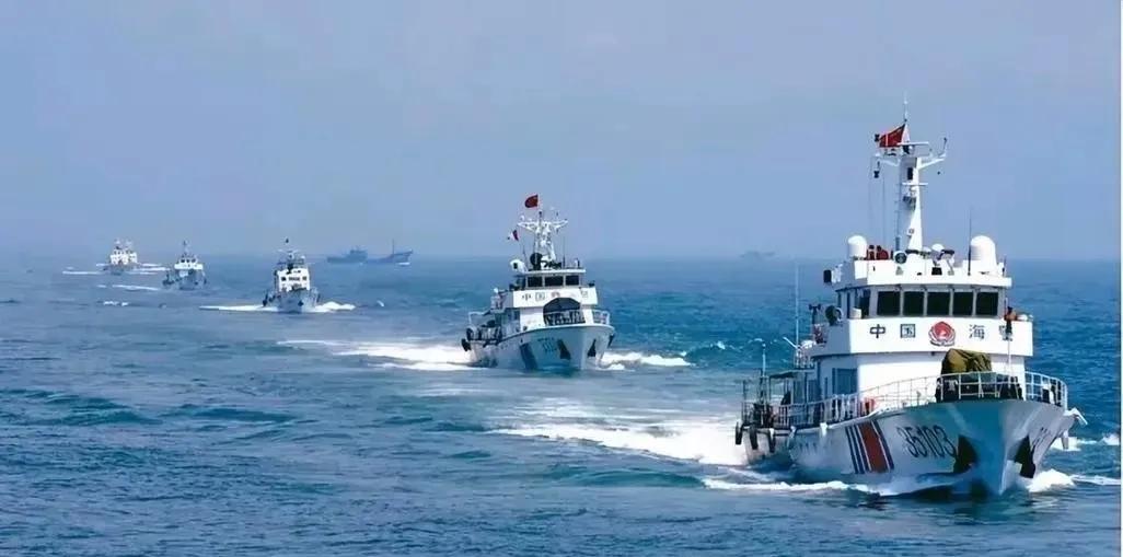 海上对峙现场曝光，不少人才看清当下真实状况。在东沙群岛附近海域，我方海警船正常开