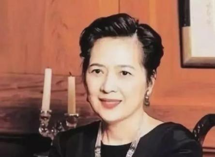 1992年，刘銮雄向宝咏琴提出了离婚，宝咏琴提了三个条件：“第一，给我买一部私人