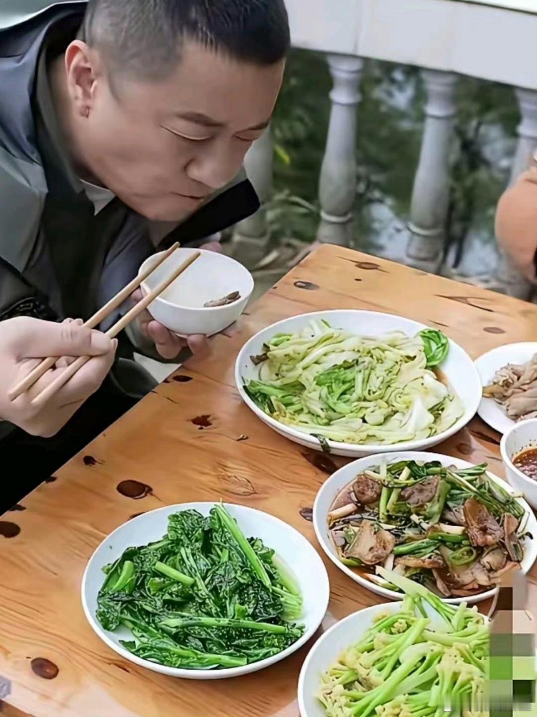 李亚鹏吃的可真清淡啊。​​​