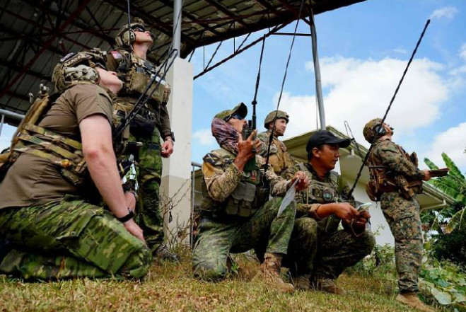 针锋相对，寸步不让！中方直接对美军B-52H轰炸机出手，菲律宾大失所望。2026