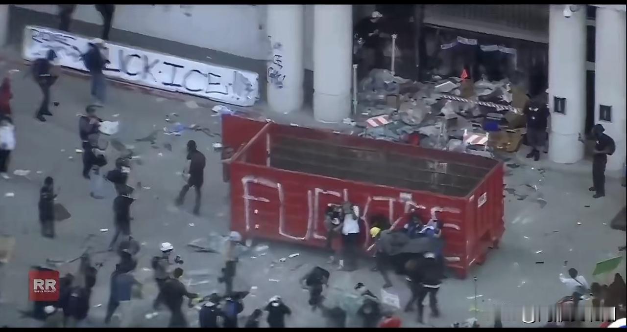 洛杉矶的ICE大楼出现武装示威者，大楼被示威者堵死根据cnn的报道，洛杉矶的