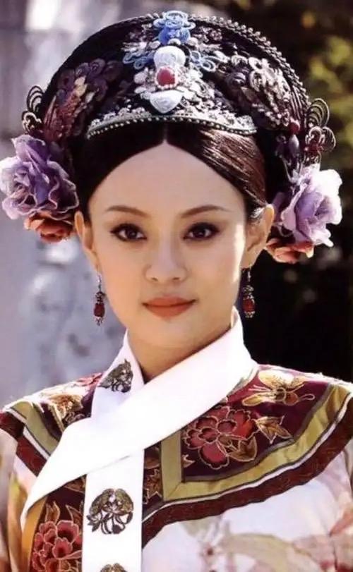 历史上的甄嬛原型孝圣宪皇后钮祜禄氏，从未有过剧中跌宕的废宫逆袭桥段。她早年以低阶