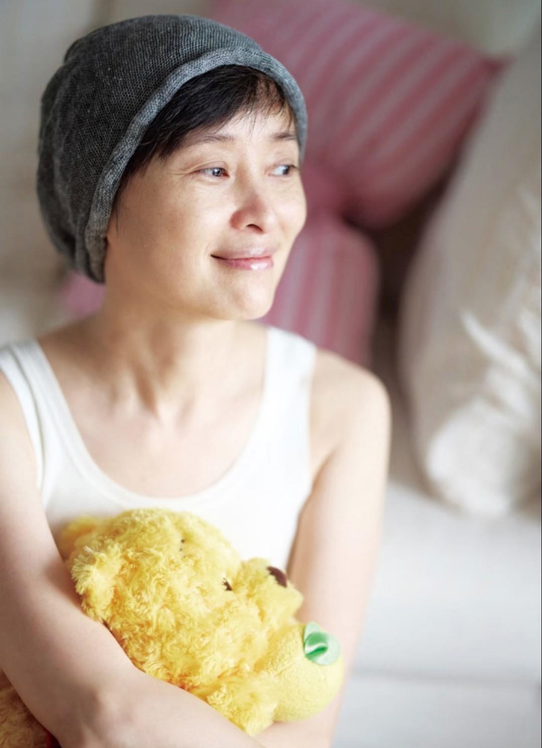 被吴越的冬至写真惊艳到！53岁的她以素颜、无美颜的原相机状态示人，真实展现了岁月