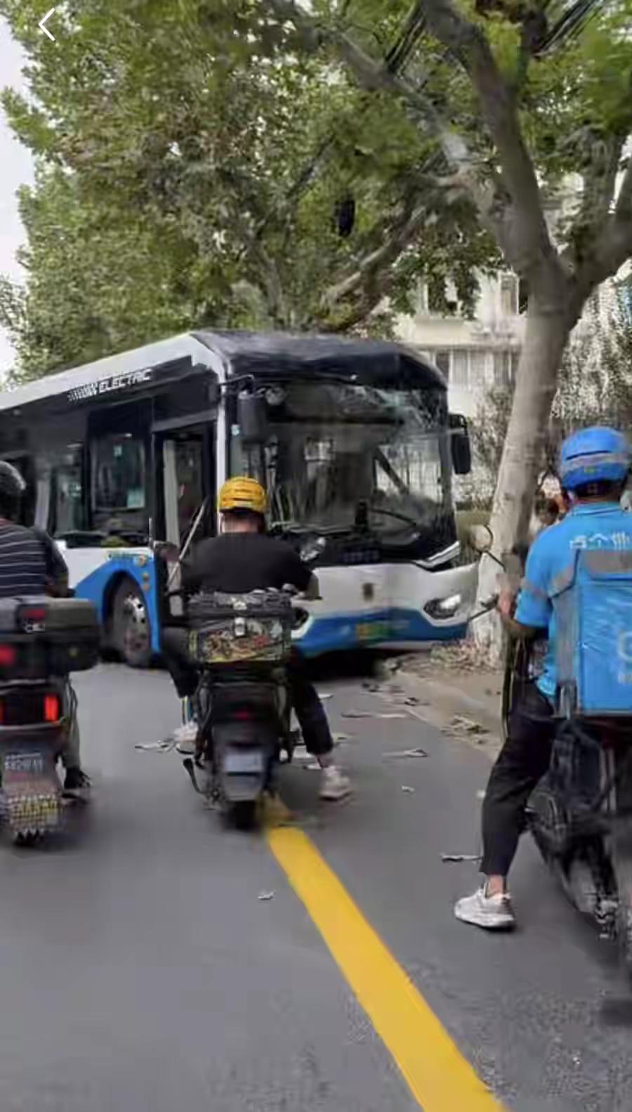 上海这起交通事故看得人火大！2025年10月15日13时06分，在小木桥路零陵路