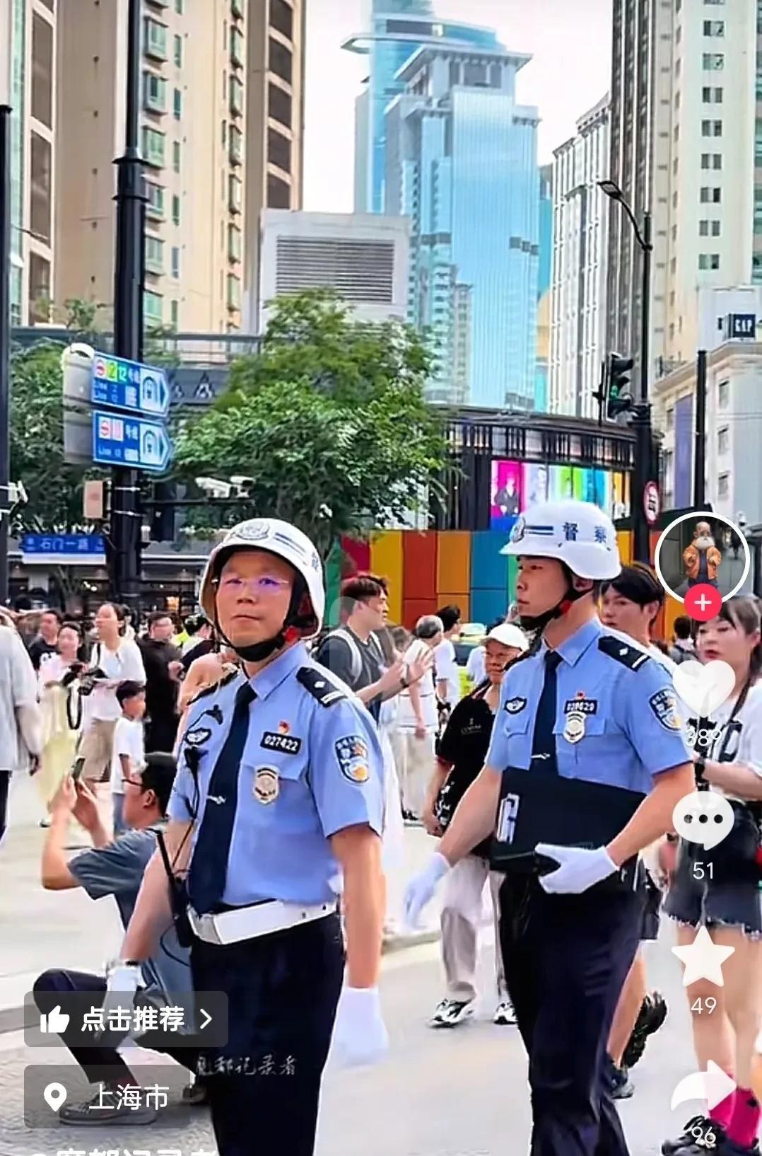 上海的警务督察太帅了，竟然在街头开展现场督察。相信很多人都没见过这种戴着白色头