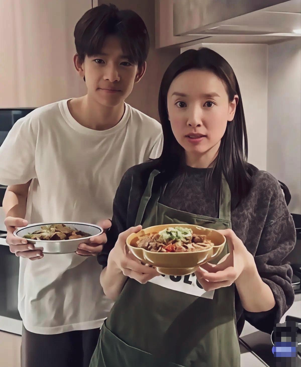 董洁儿子没有网上传的翩翩美少年的样子！没有遗传到妈妈的美貌！#董洁#