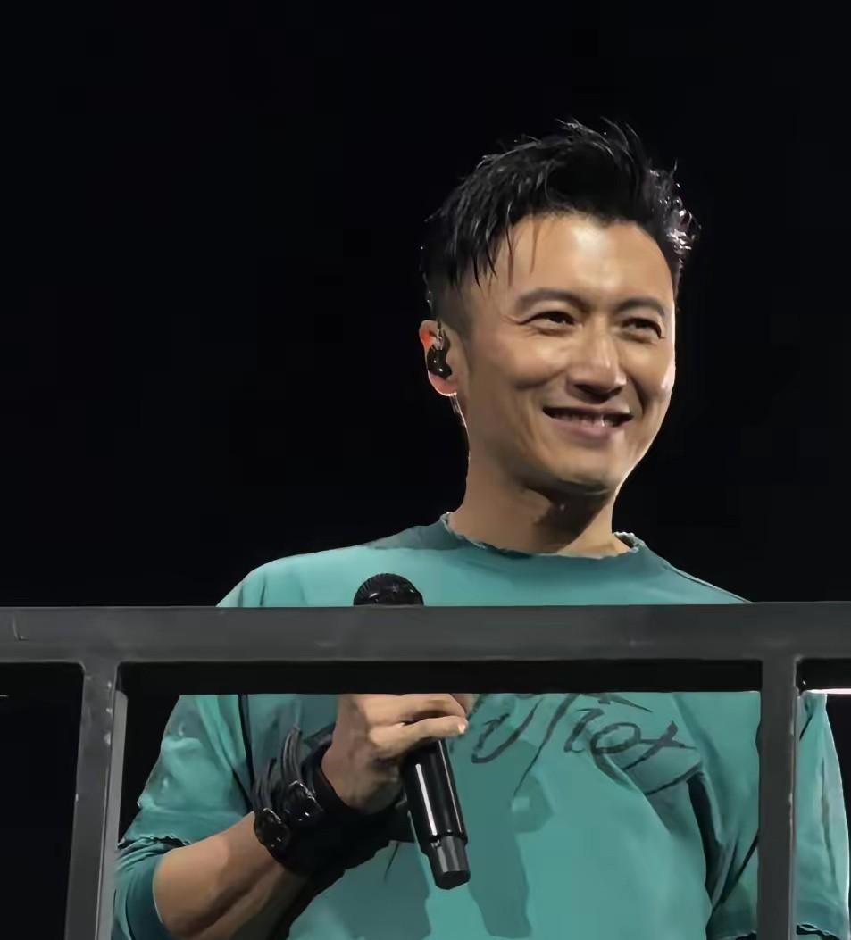 父亲走后20天，谢霆锋就上台唱歌，他真能扛得住吗？我朋友说，她一个心理医生闺蜜