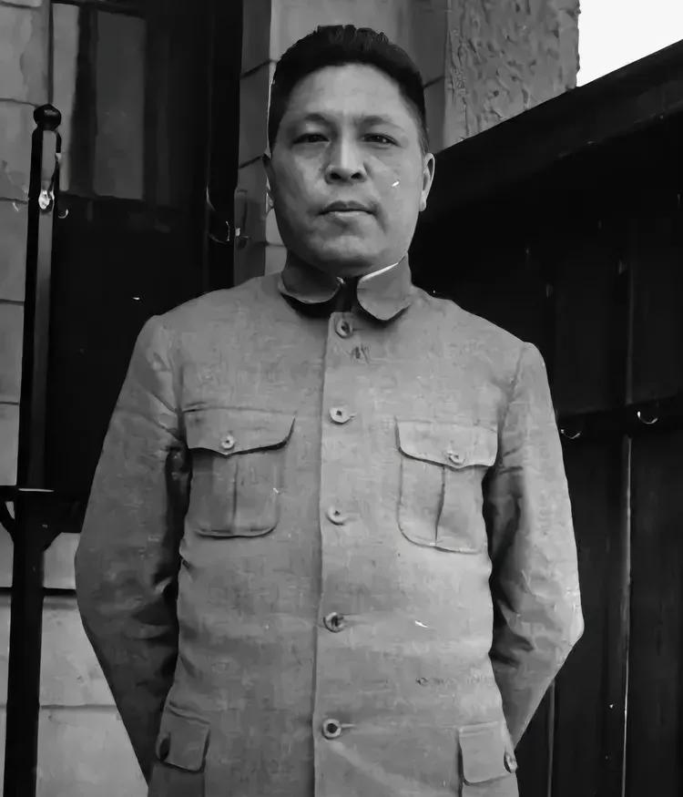 1925年，棉湖之战中，蒋鼎文受了伤，战后，蒋介石正要嘉奖他，何应钦却说：“蒋鼎