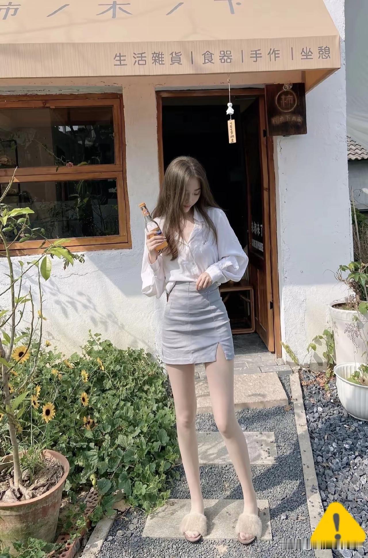 夏日穿搭指南：清爽白衬衫+高腰短裙，搭配毛绒拖鞋，轻松惬意！🌞👗👠