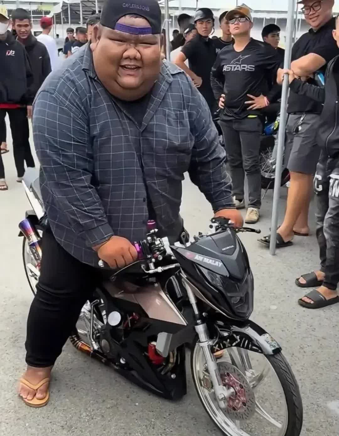 小伙子这车骑得……我居然无法反驳。[捂脸哭]