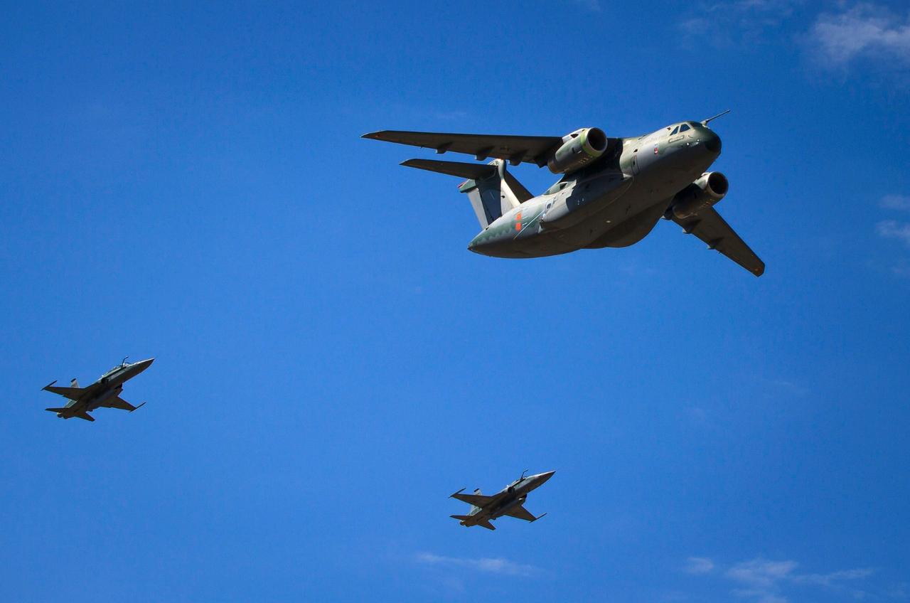 C-390变“导弹卡车”引关注，运-20会跟进吗？2026年范堡罗航展上，巴