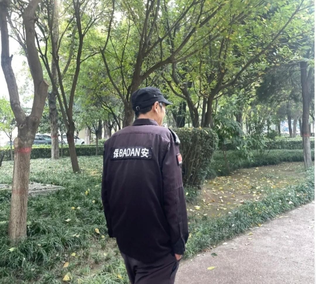 昨天保安老王被辞退了，因为年龄过了60岁，就因为他说血压高，不能上夜班了，头晕，