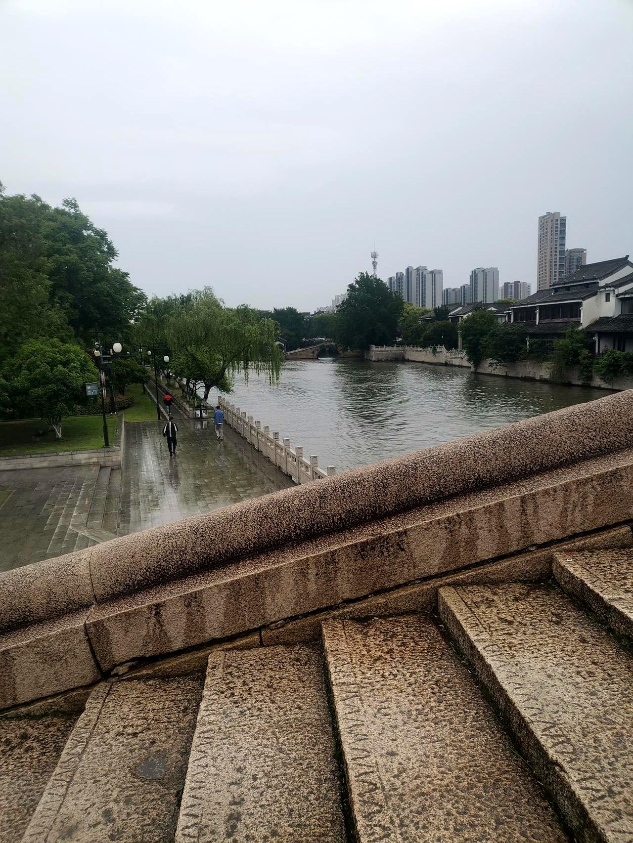 当一个家靠2800一月吊着气时，一个在收银台站到脚肿；一个在河边盯着漂。她在超