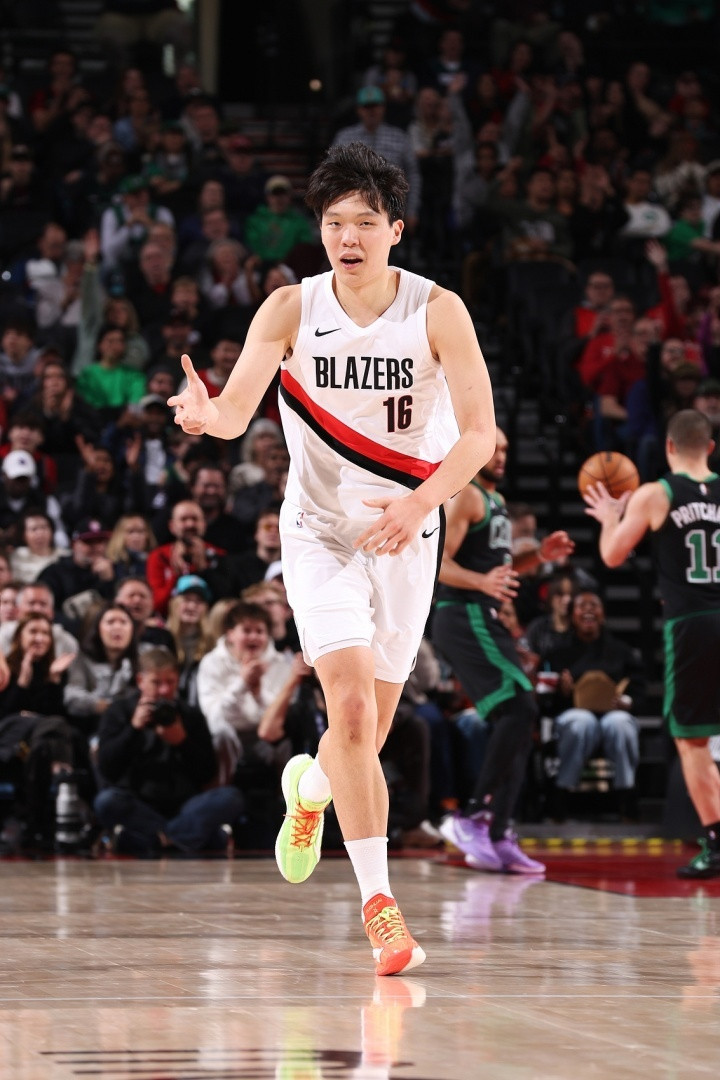 杨瀚森替补登场10分钟，拿到3分4篮板，投进一颗接锅三分。作为替补中锋，现在主要