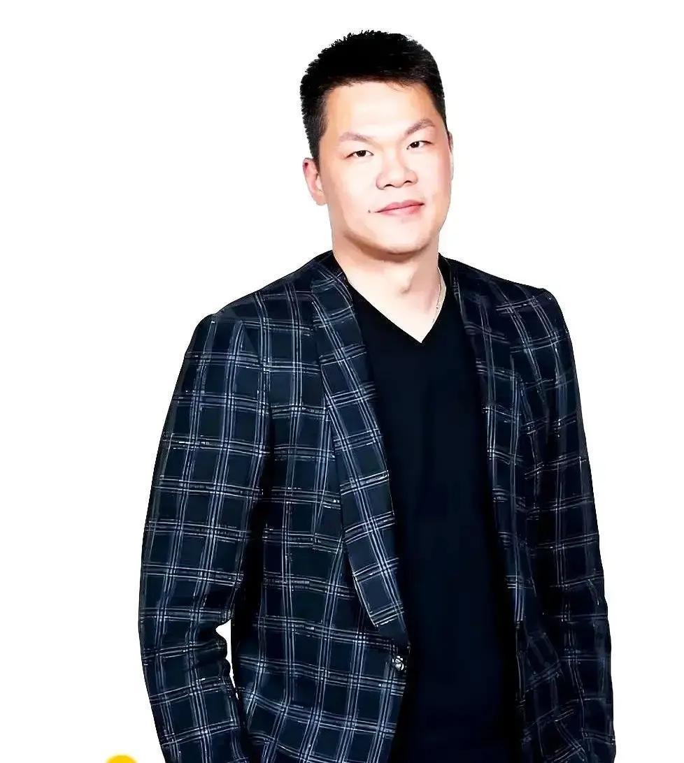 主教练的表弟，成了他的助理教练。广东宏远这次调整，被很多人看反了。这不是任