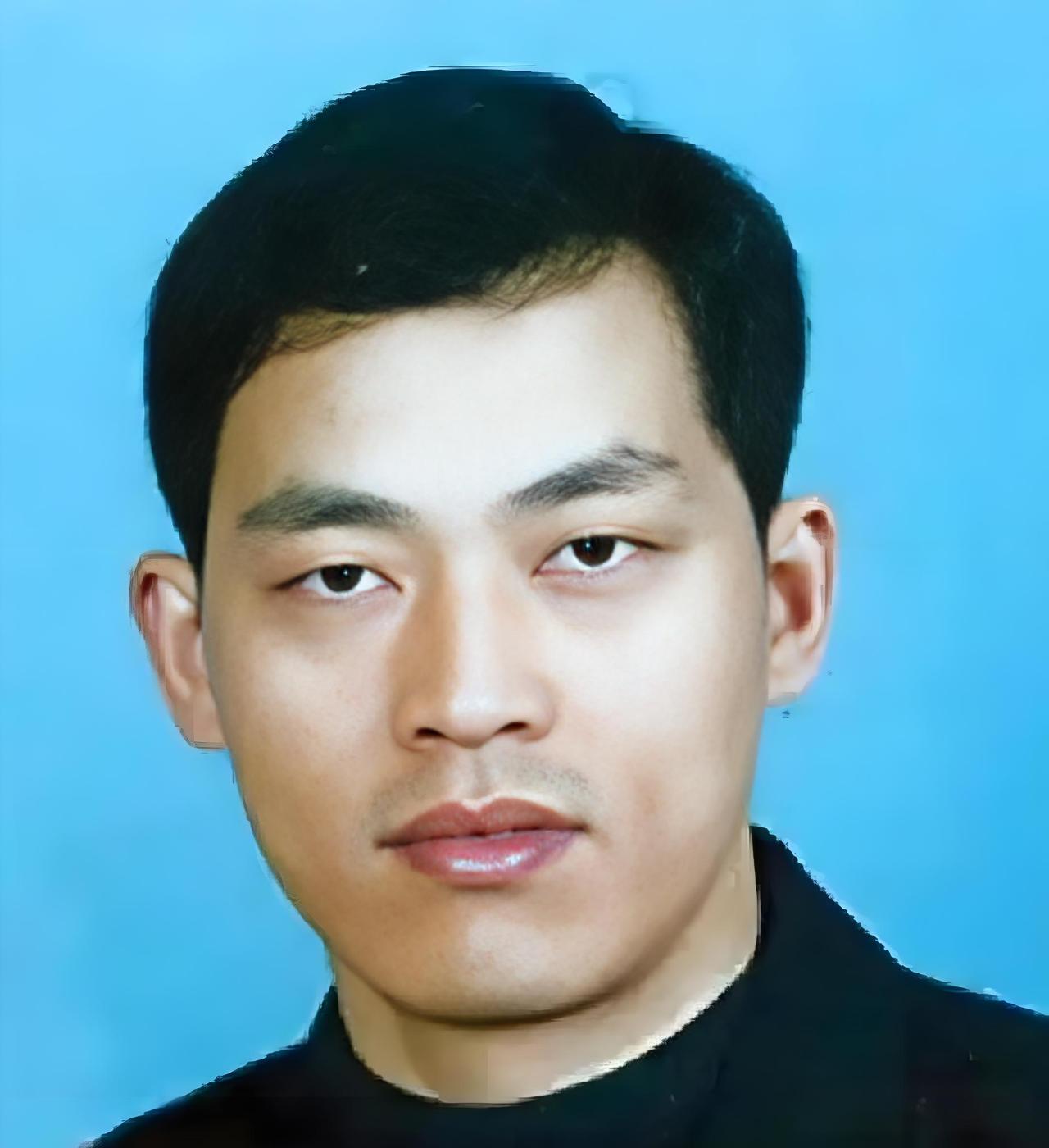 2003年，悍匪谢先荣在汉江围捕行动中死亡。据参与行动的刑警回忆，法医检查时发现