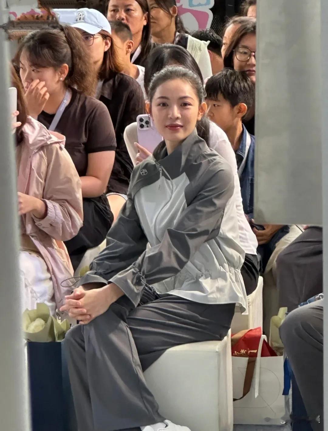 钟楚曦不愧为“男神收割机”，她真是可盐可甜，可性感可清纯！钟楚曦现身山西榆次出