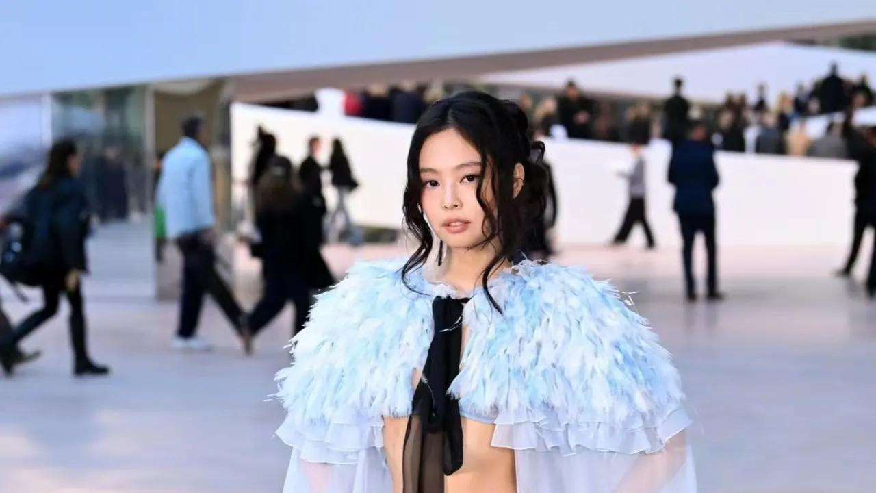 香奈儿的丑衣服都给Jennie了吗, 看秀场外时尚达人怎么穿