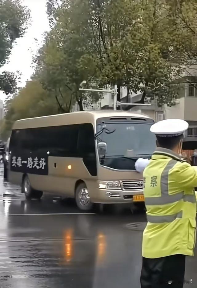 “去时戴红花，归时盖红旗”，25岁谢丛欣魂归故里，母亲发文泪目！11