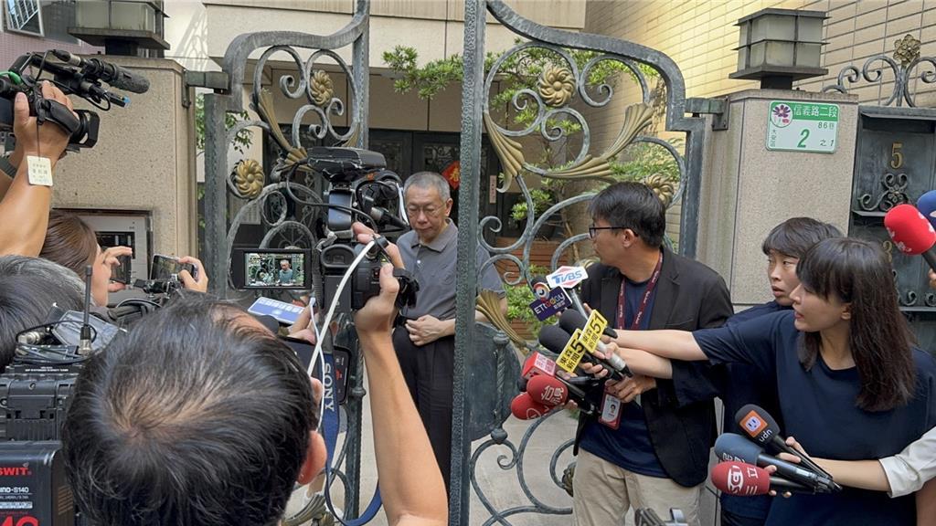 十点钟：柯文哲交保案将进行审理今天早上柯文哲步出家门时满脸凝重，一语不发