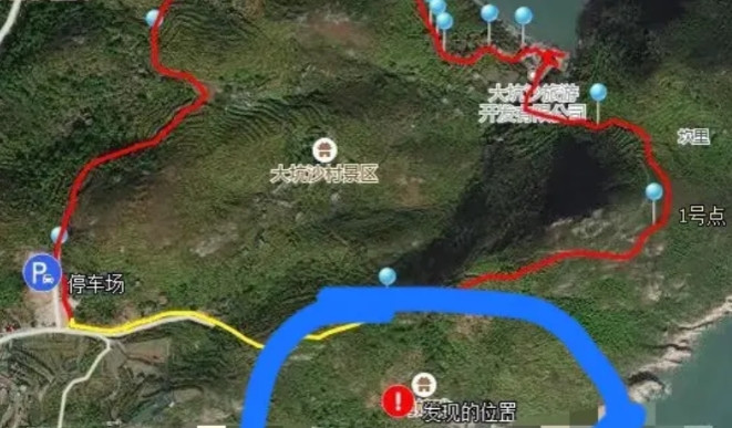 这里就是23岁宁波小姑娘遗体被找到的地方，她坠落在一个豁口上方，离沙滩很近。[泣
