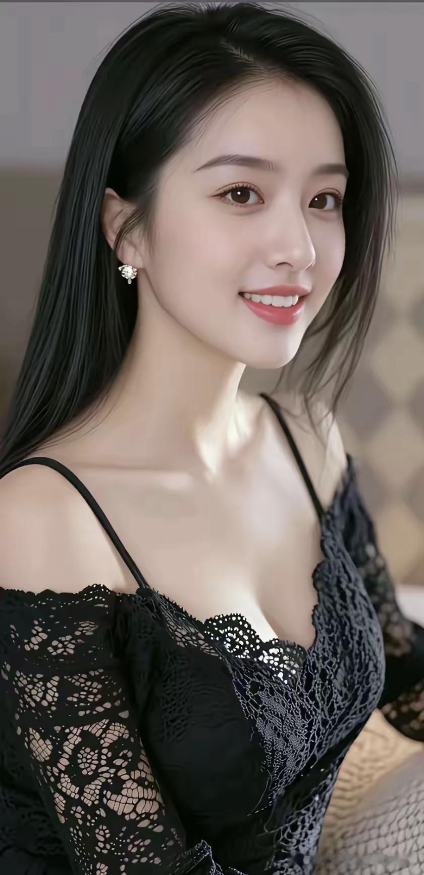 优雅黑裙，甜美笑容，气质女神