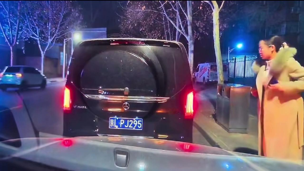 换警服这波操作，直接给我干迷糊了。这是要干嘛？给组织抹黑呀。