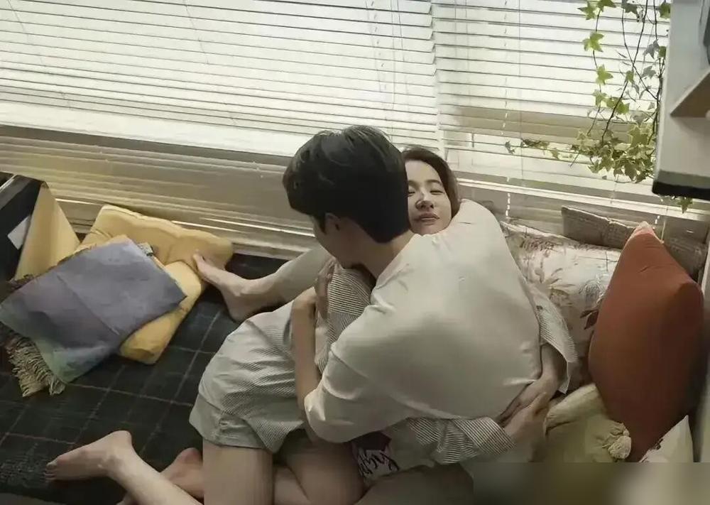 导演没喊停，他掰过陶虹的头就亲了47秒。摄像机怼着脸，陶虹的白眼都快翻出天际，他